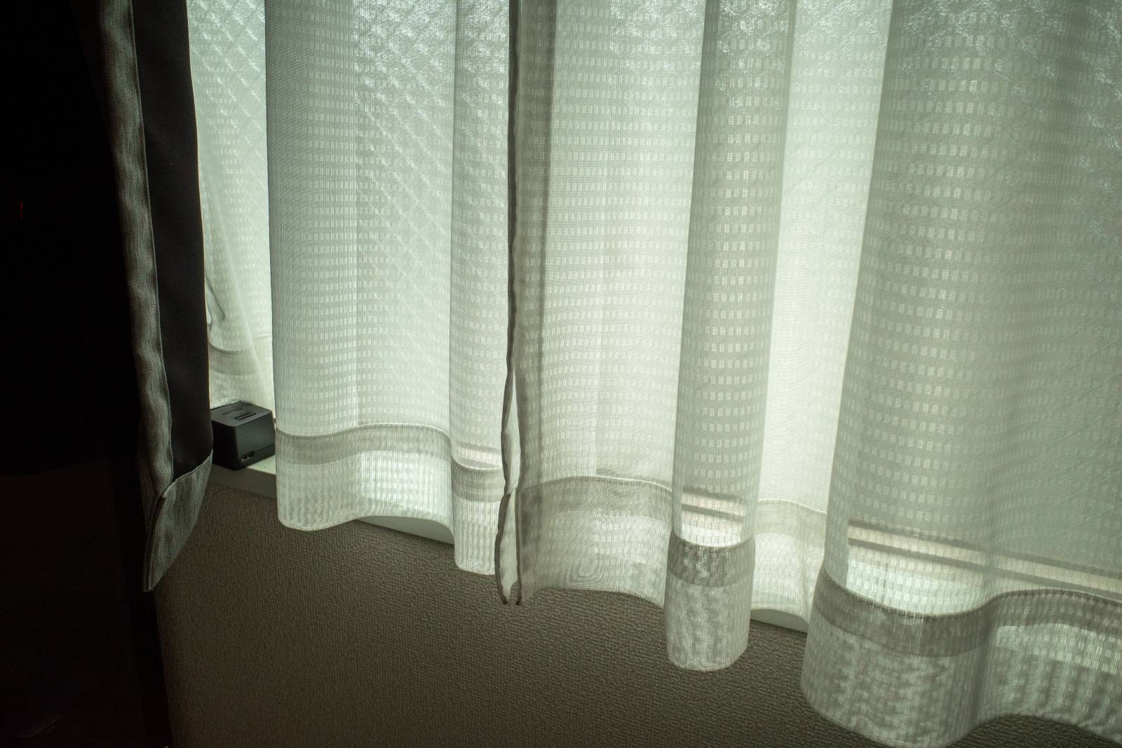 窓　運気　下がる　汚れたカーテン