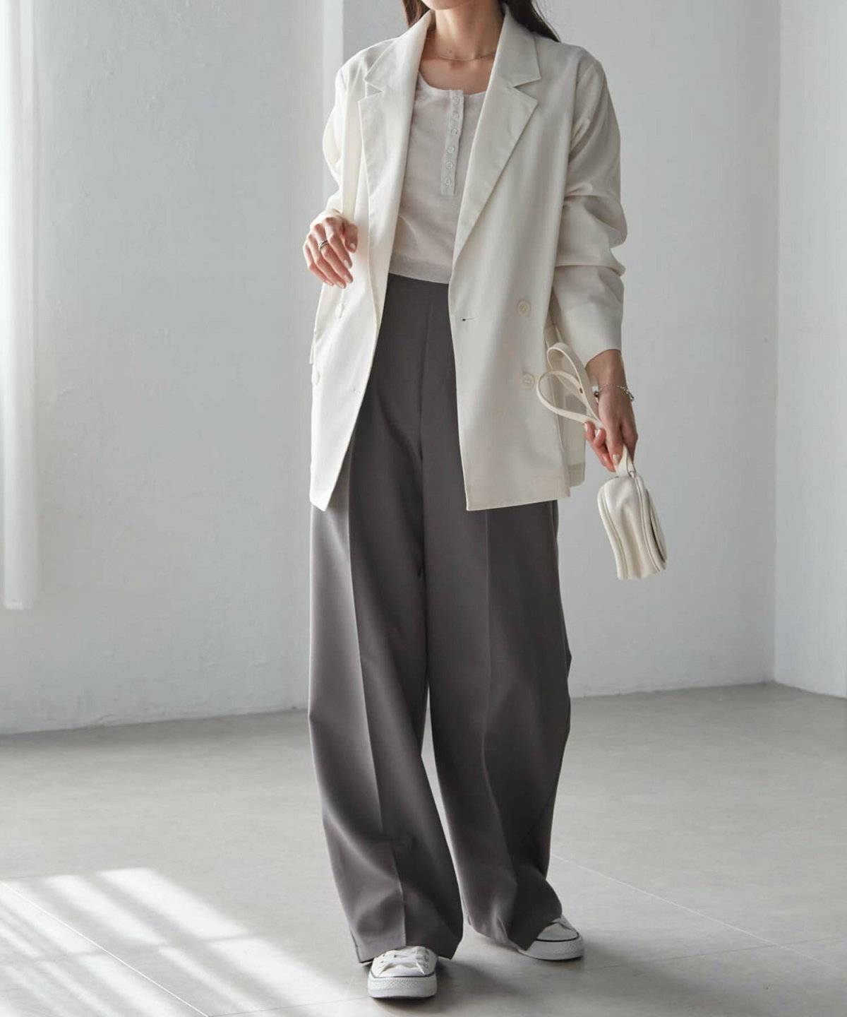 白トップスにパンツを合わせた女性