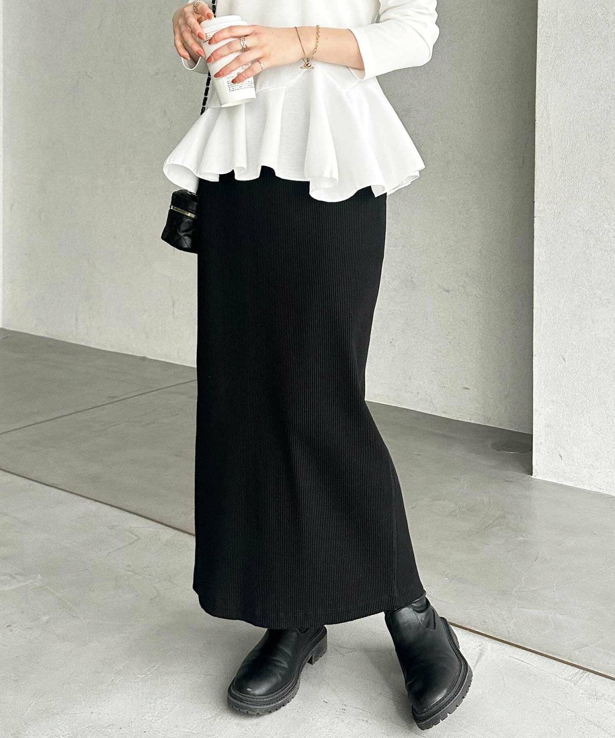 モノトーンコーデの女性