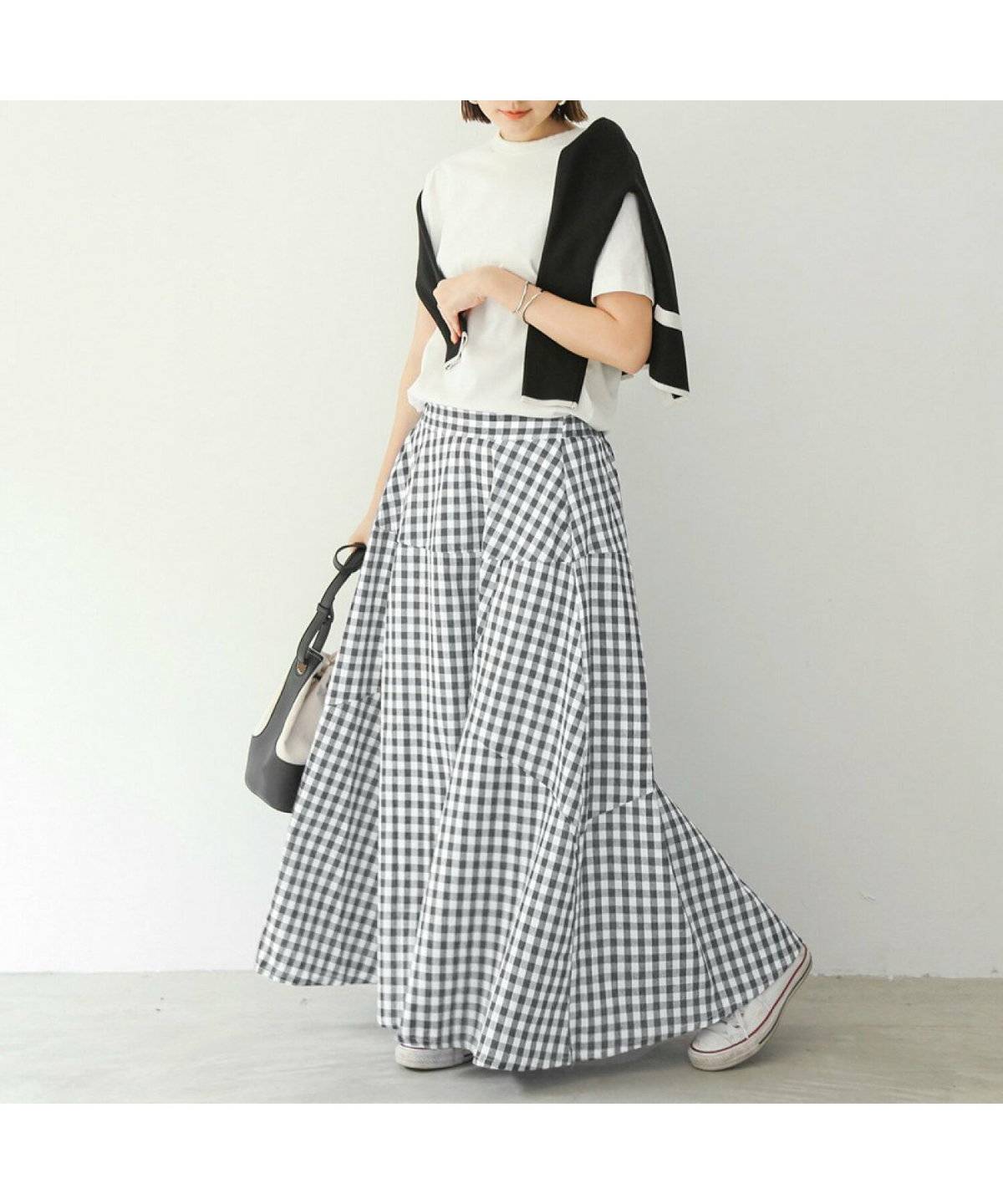 モノトーンコーデの女性