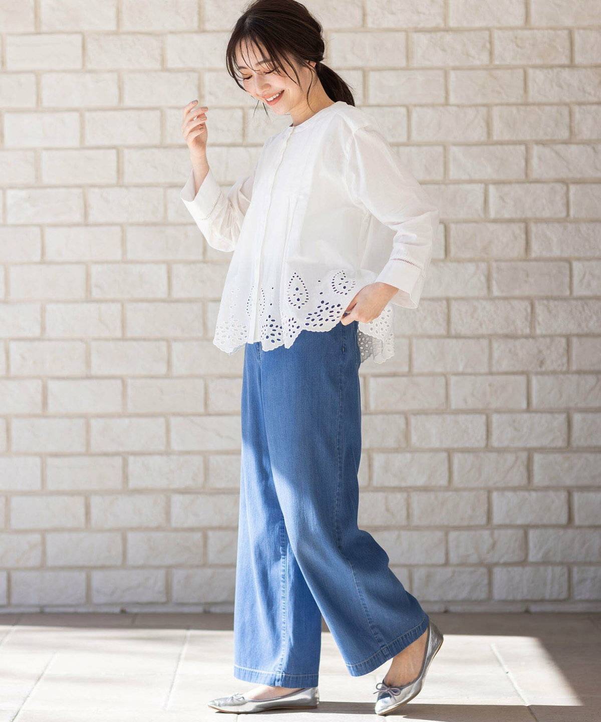白ブラウスにデニムを合わせた女性