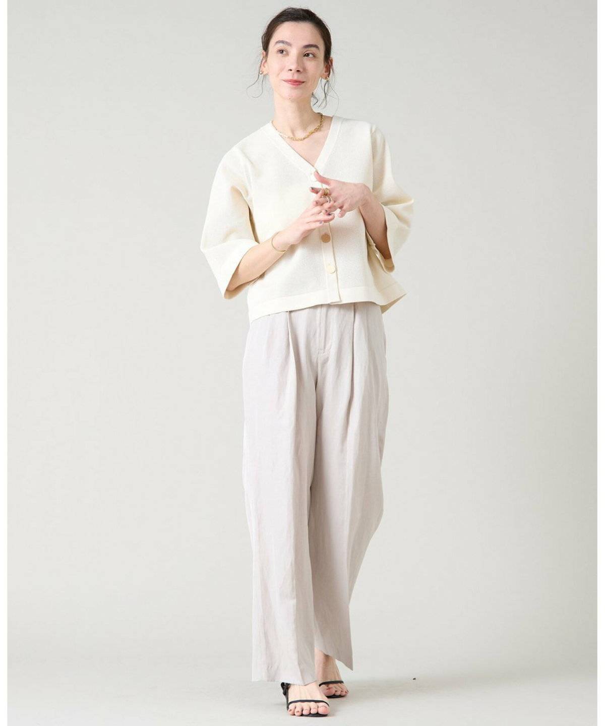 オールホワイトコーデの女性