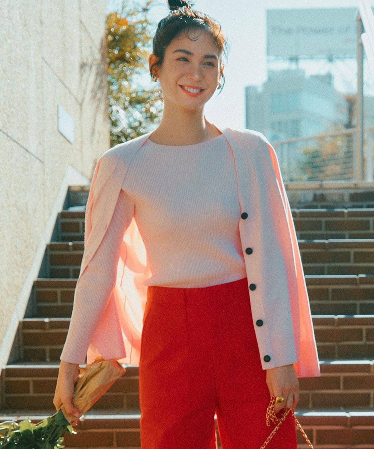 ベージュのトップスにパンツを合わせた女性