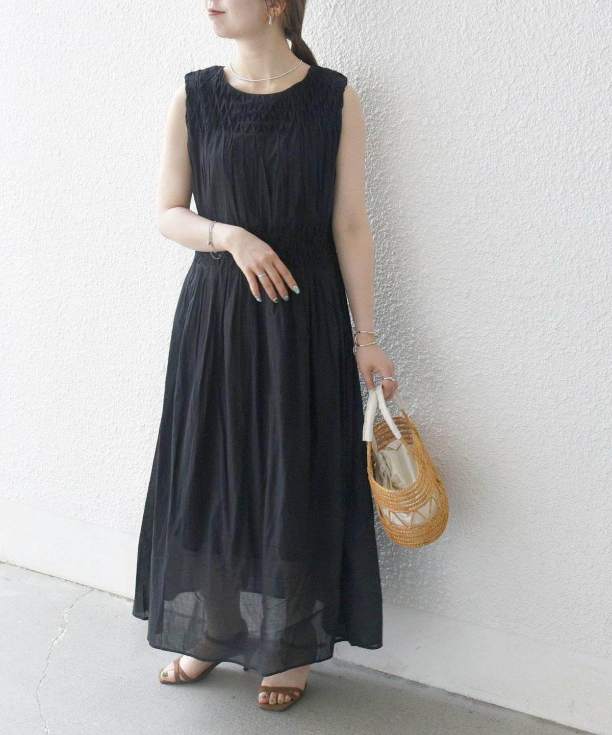 黒ワンピースを着た女性