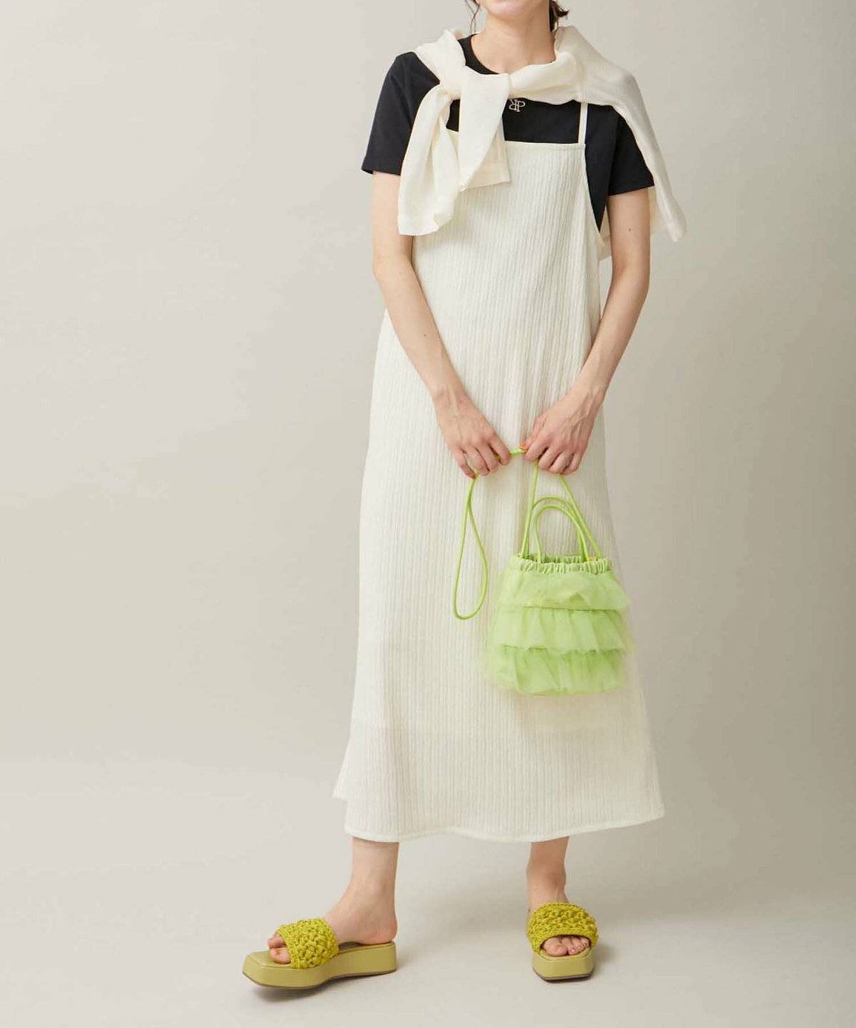 モノトーンコーデの女性