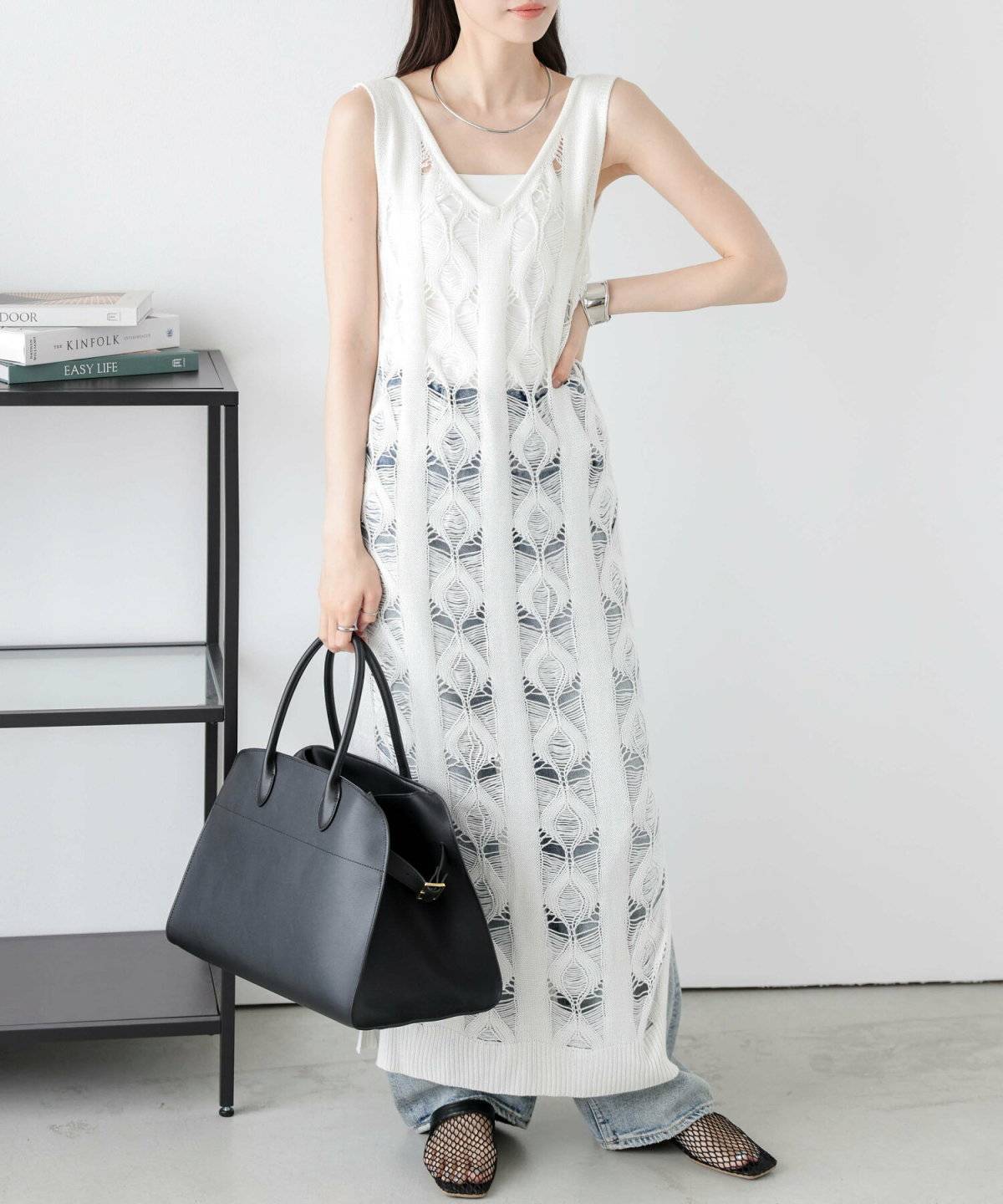 白ワンピースにデニムを合わせた女性
