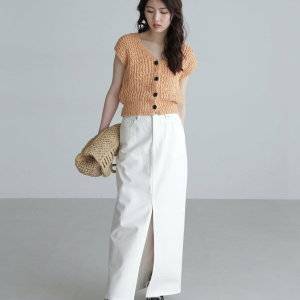  スカートコーデの女性 