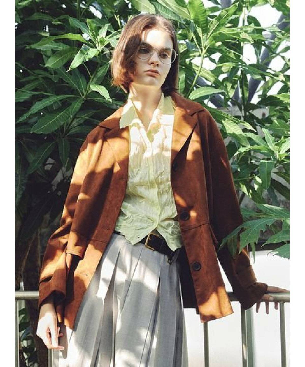 コートを着た女性