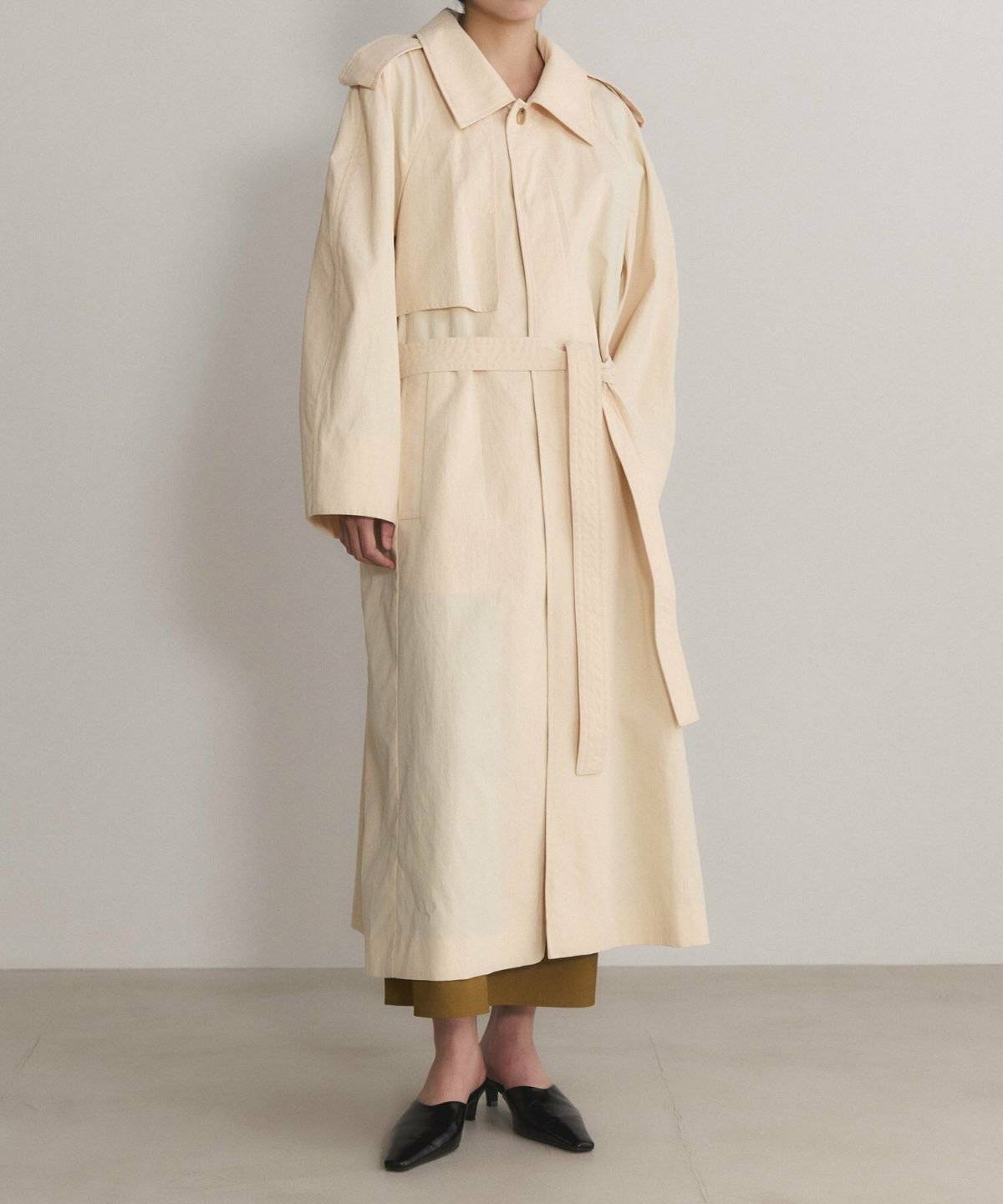 コートを着た女性