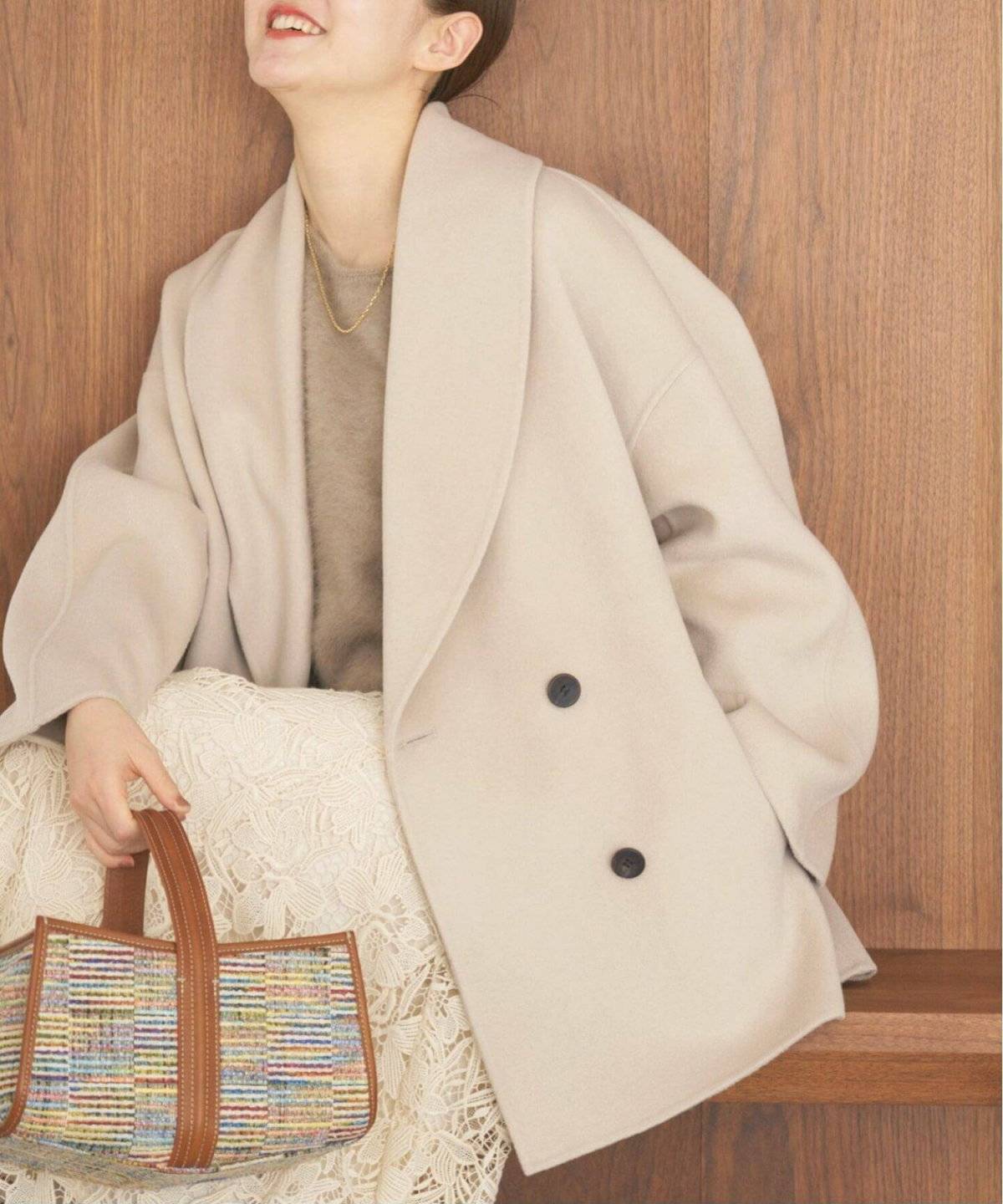 コートを着た女性