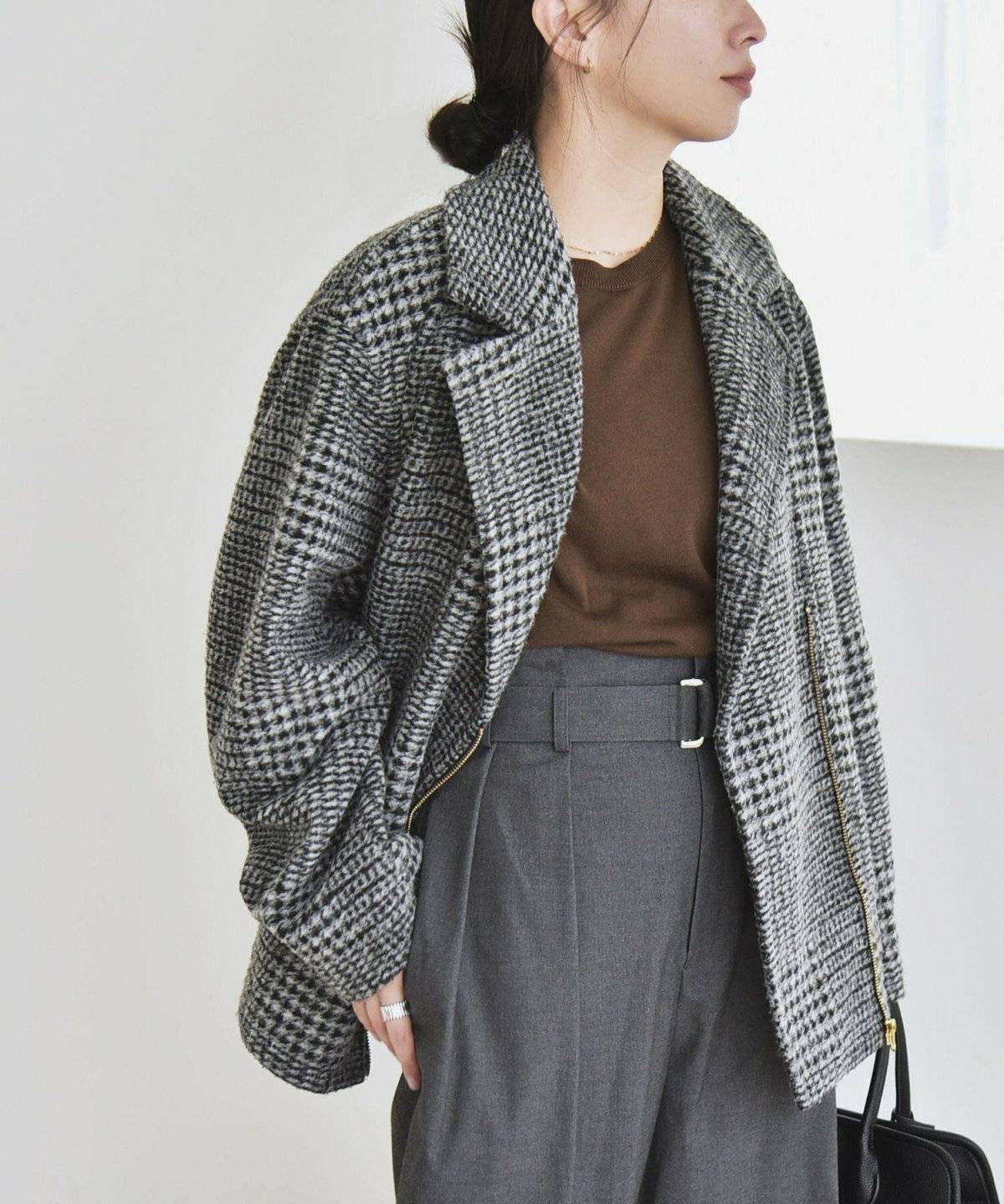 コートを着た女性