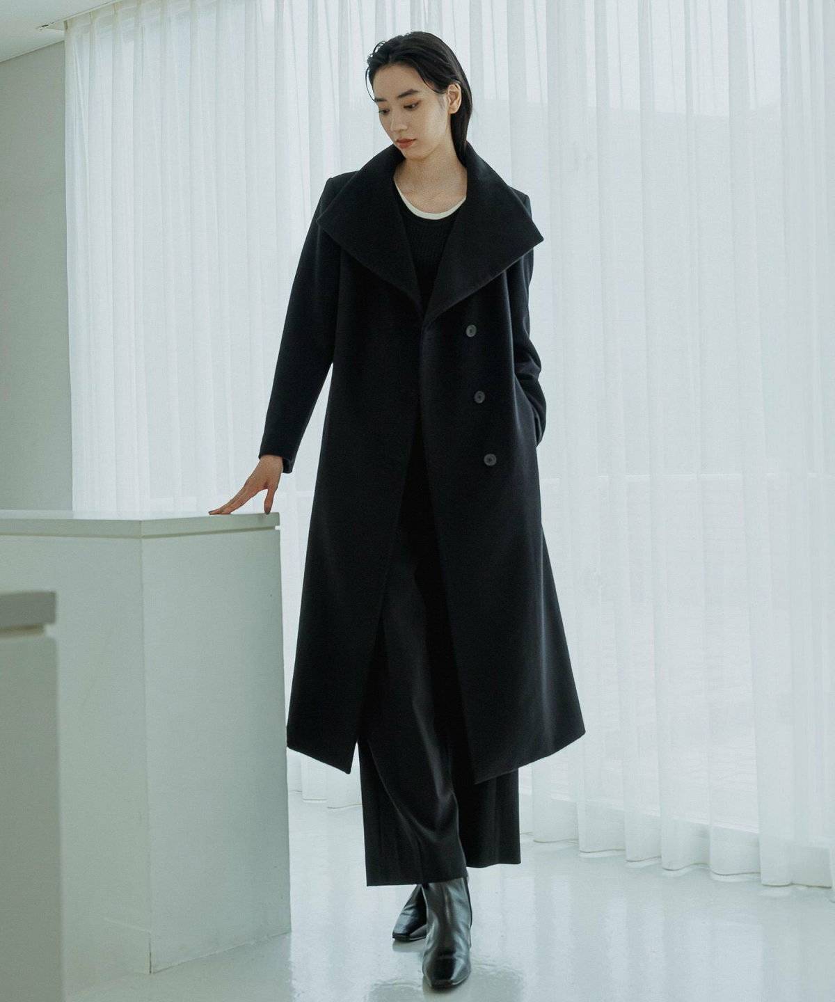 コートを着た女性