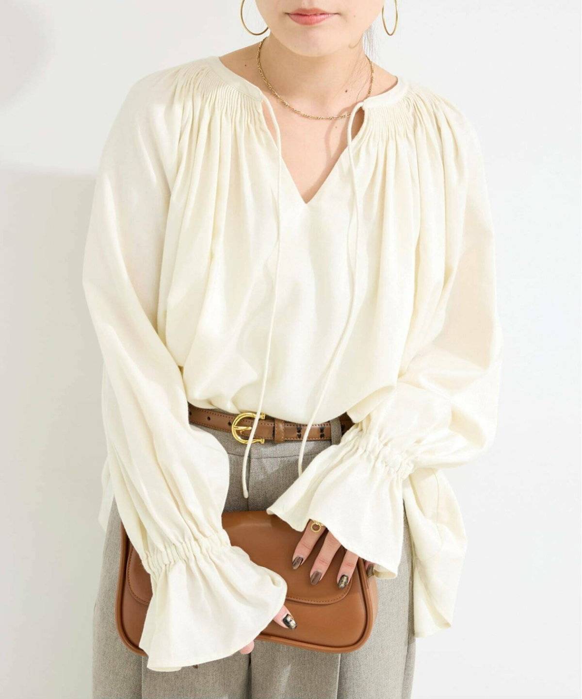 B.C STOCK ギャザーネックボリュームブラウス