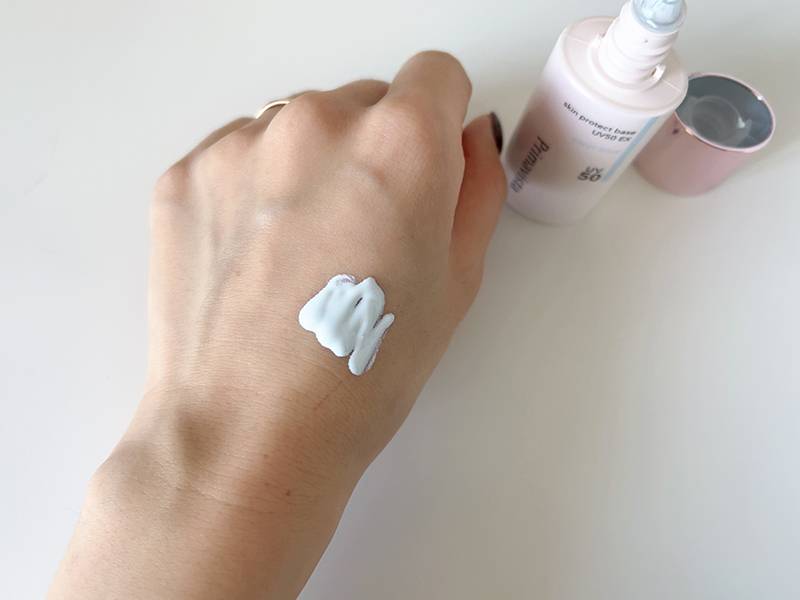 スキンプロテクトベースブルー手のスウォッチ