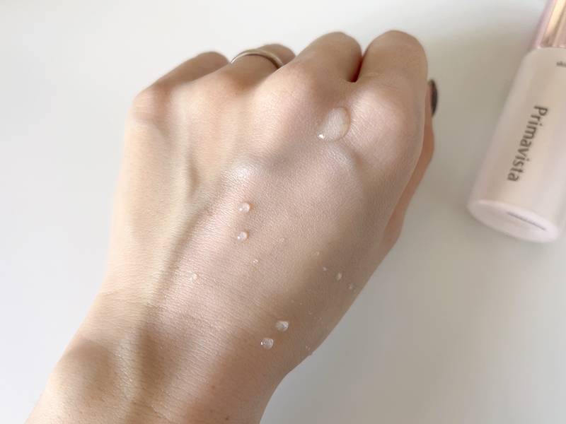 スキンプロテクトベースブルーが水を弾いている