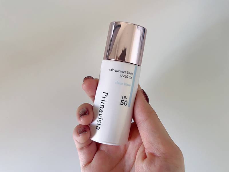 スキンプロテクトベースブルーを手に持った画像