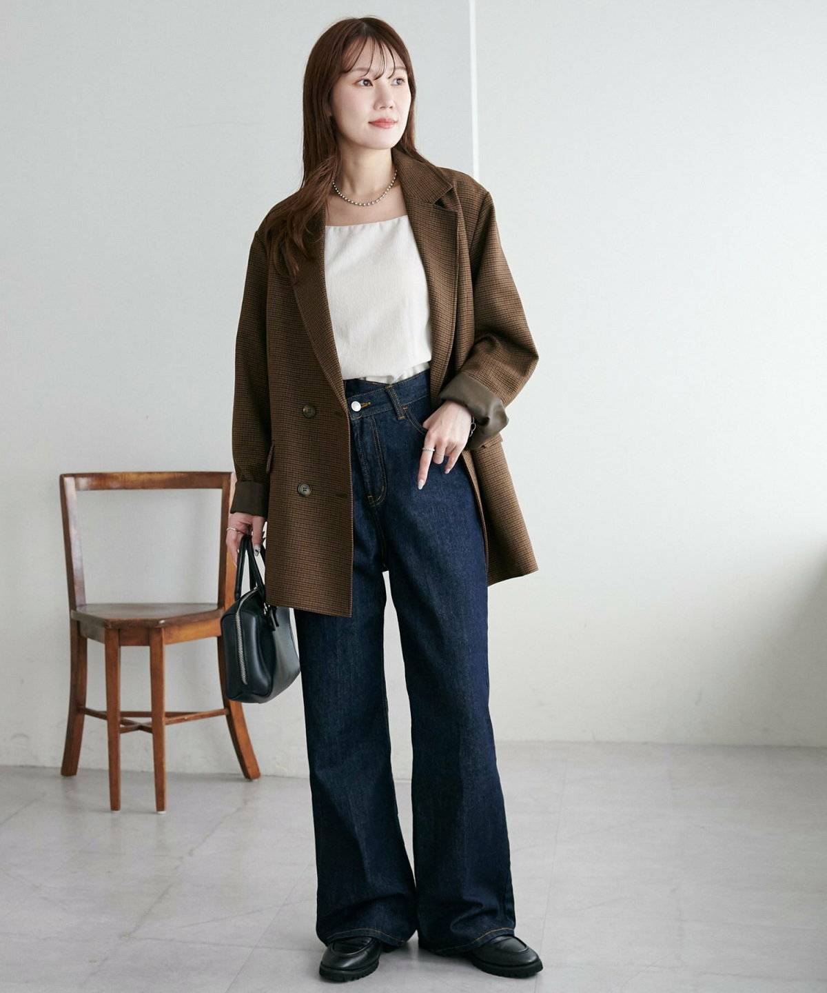 パンツコーデの女性