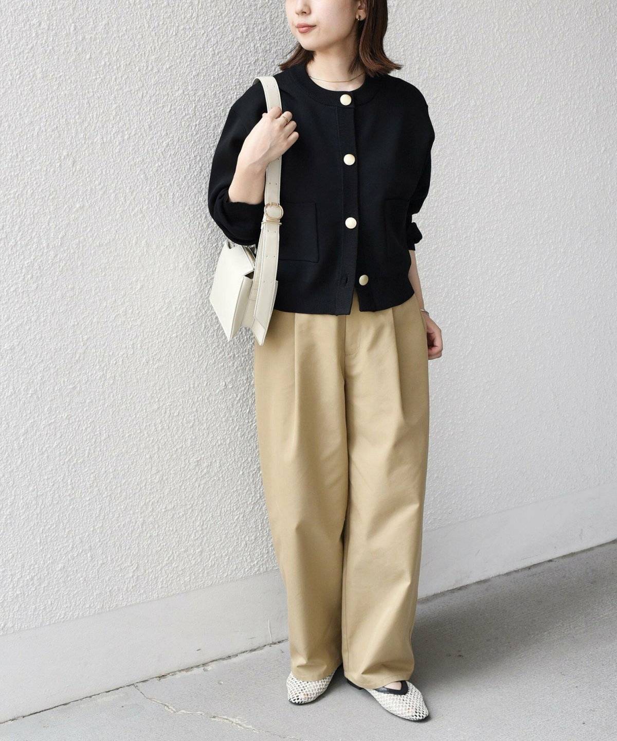 パンツコーデの女性