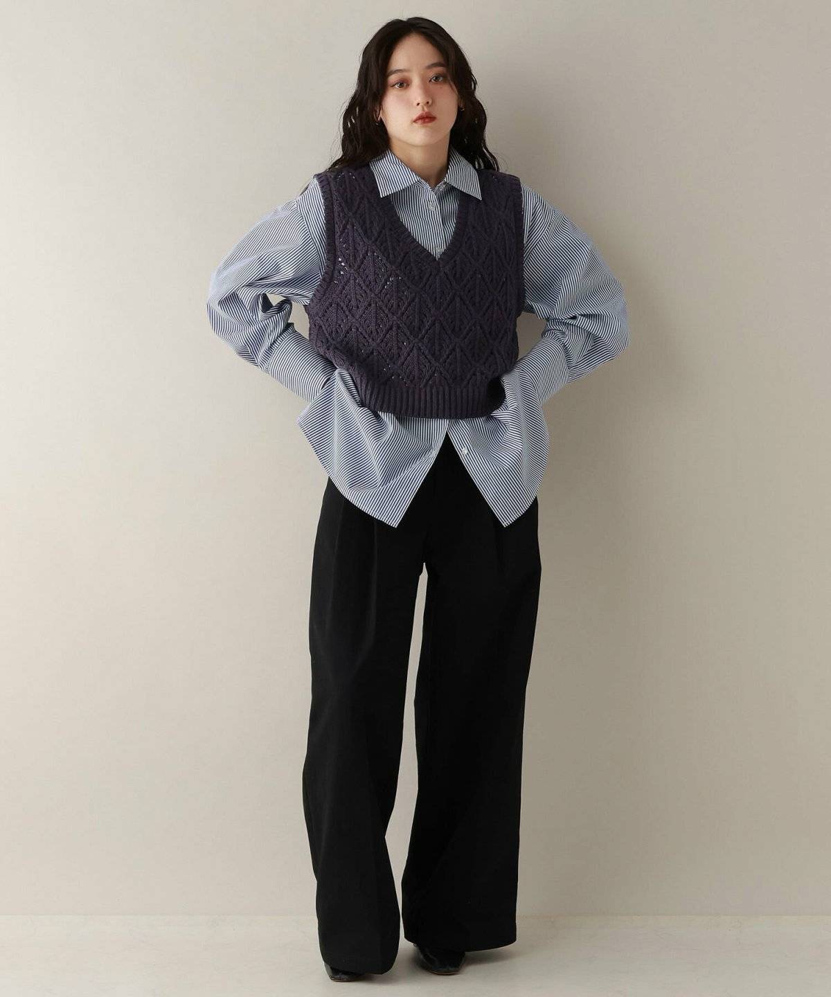 パンツコーデの女性