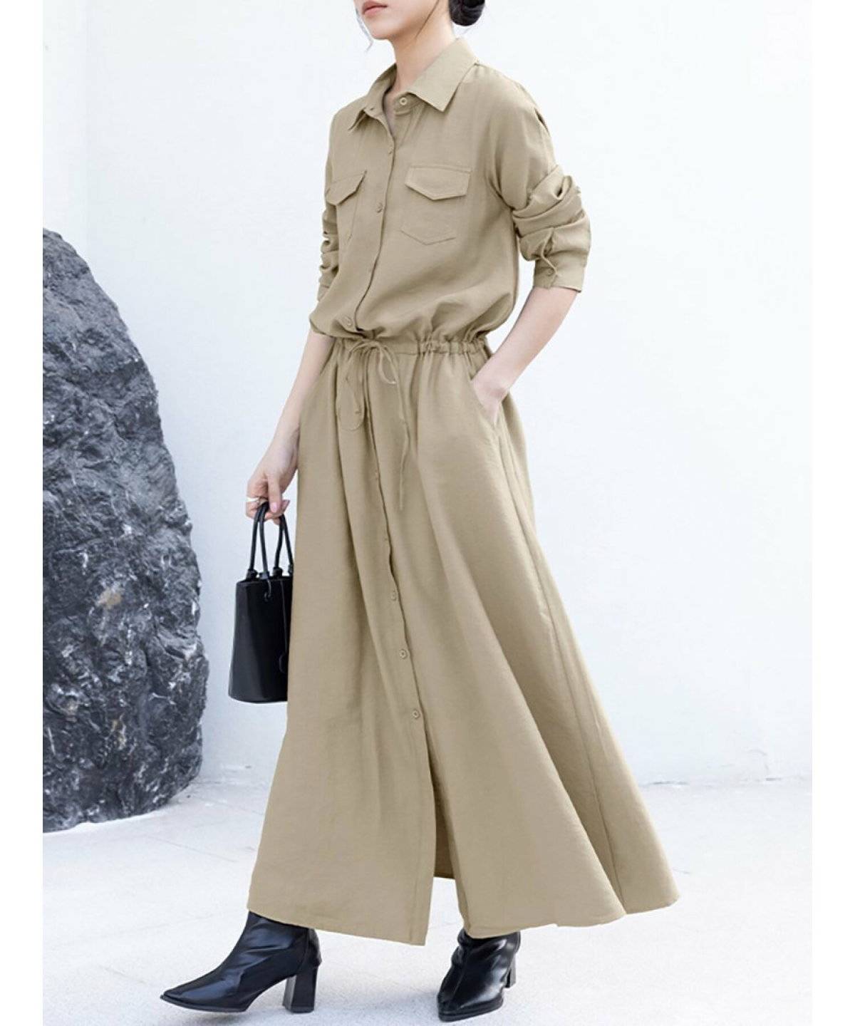 ワンピースコーデの女性