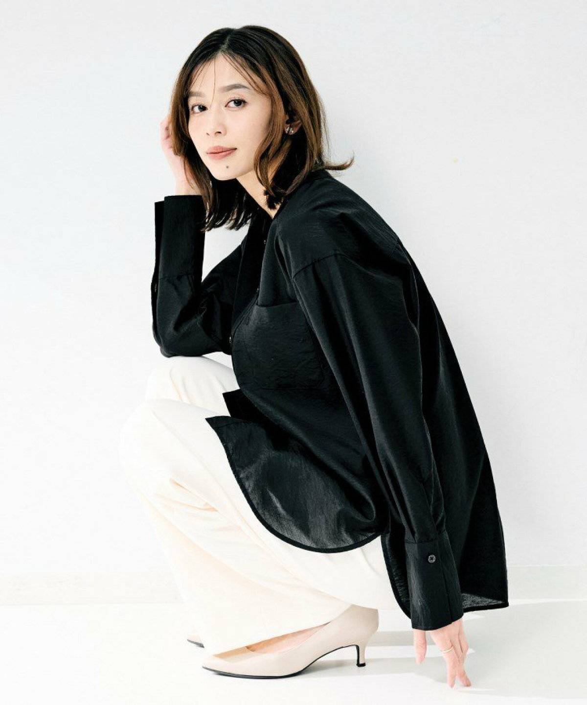 モノトーンコーデの女性