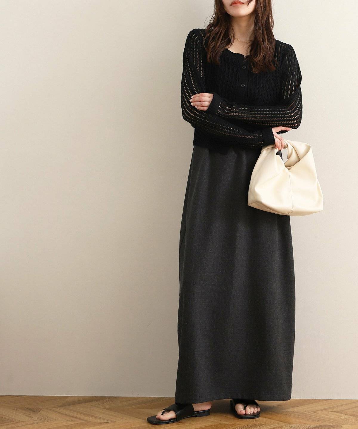 モノトーンコーデの女性