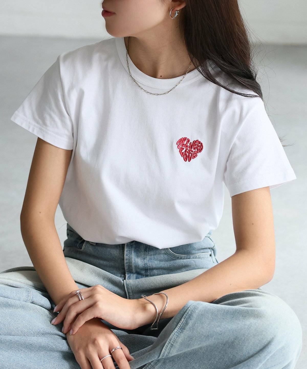 白Tシャツにデニムを合わせた女性