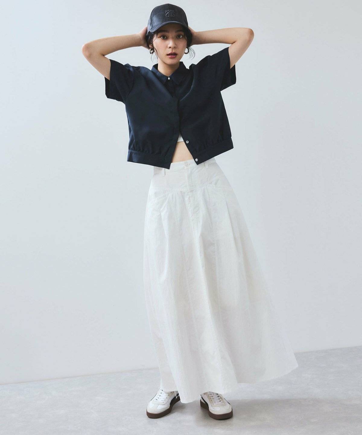 ブルーのワントーンコーデの女性