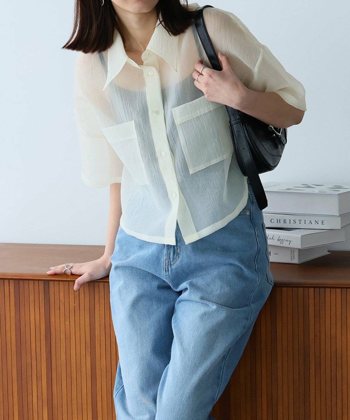 モノトーンコーデの女性