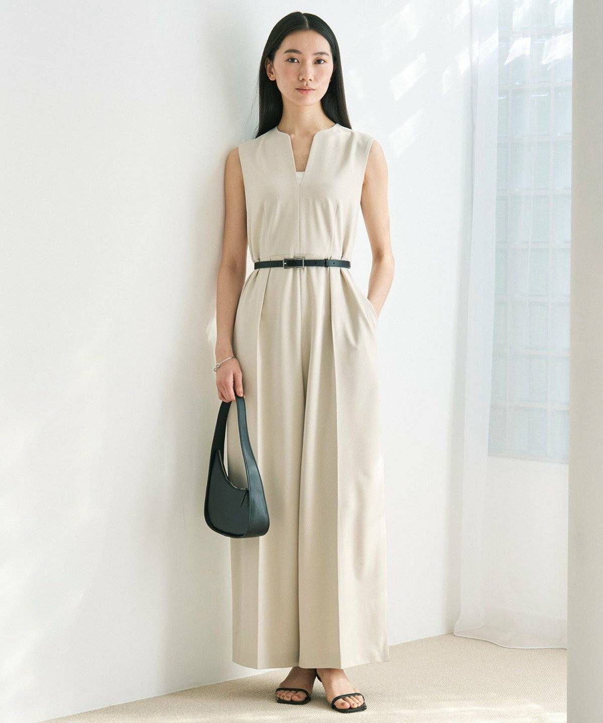 モノトーンコーデの女性