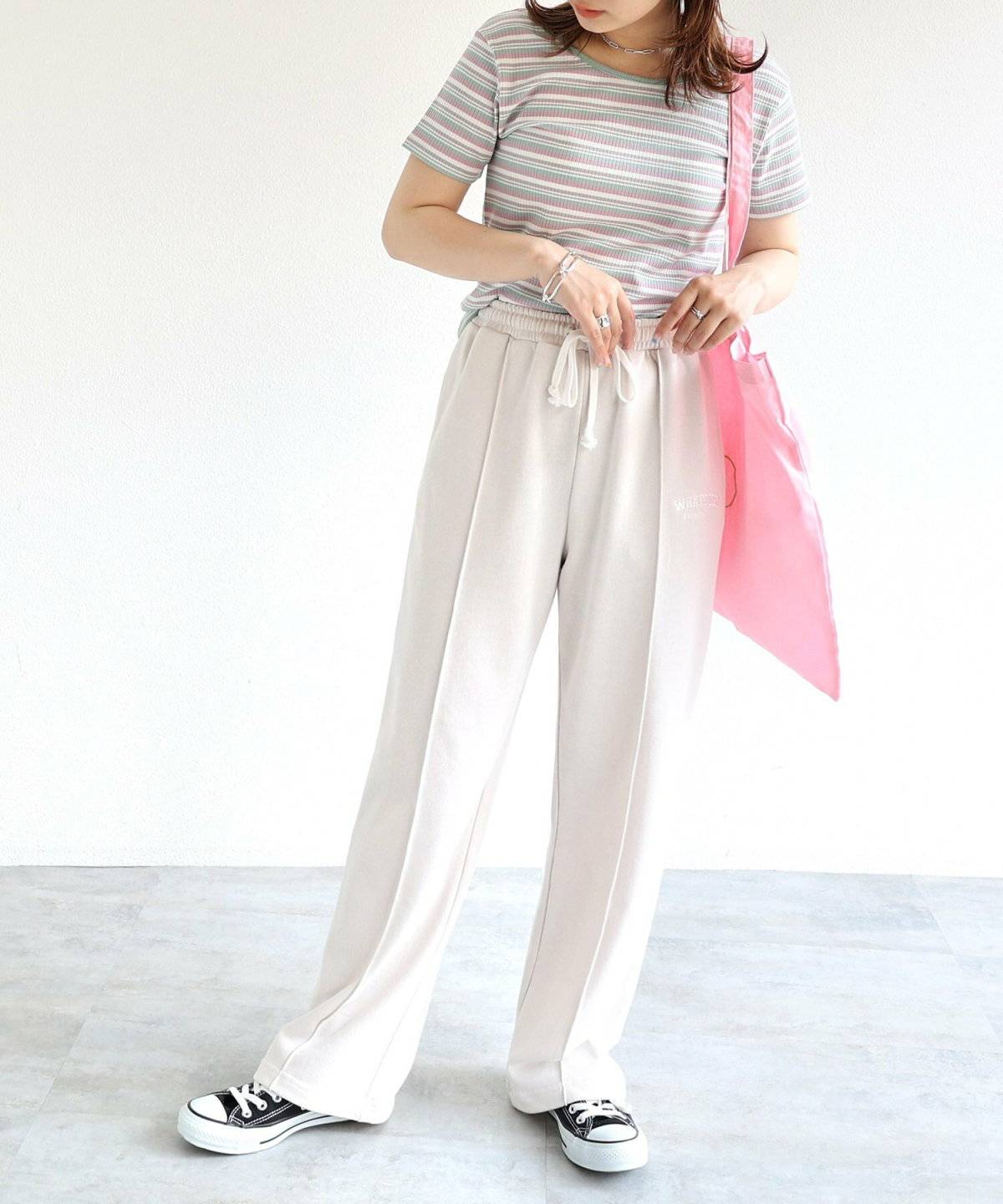 モノトーンコーデの女性