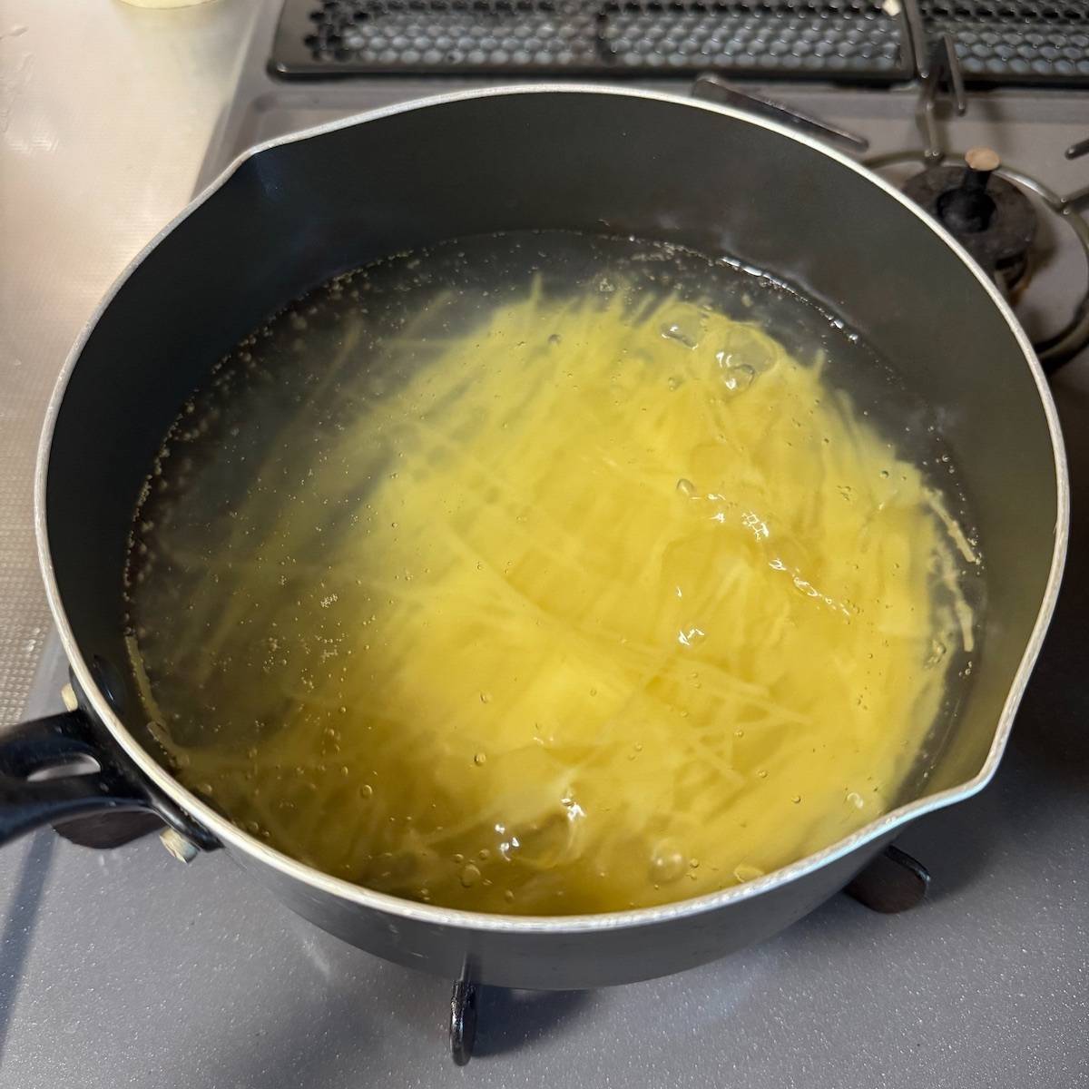 JAグループ公式の「ハーフサイズで☆小松菜ウインナー炒り卵のナポリタン」のレシピ