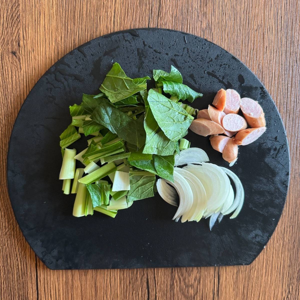 JAグループ公式の「ハーフサイズで☆小松菜ウインナー炒り卵のナポリタン」のレシピ