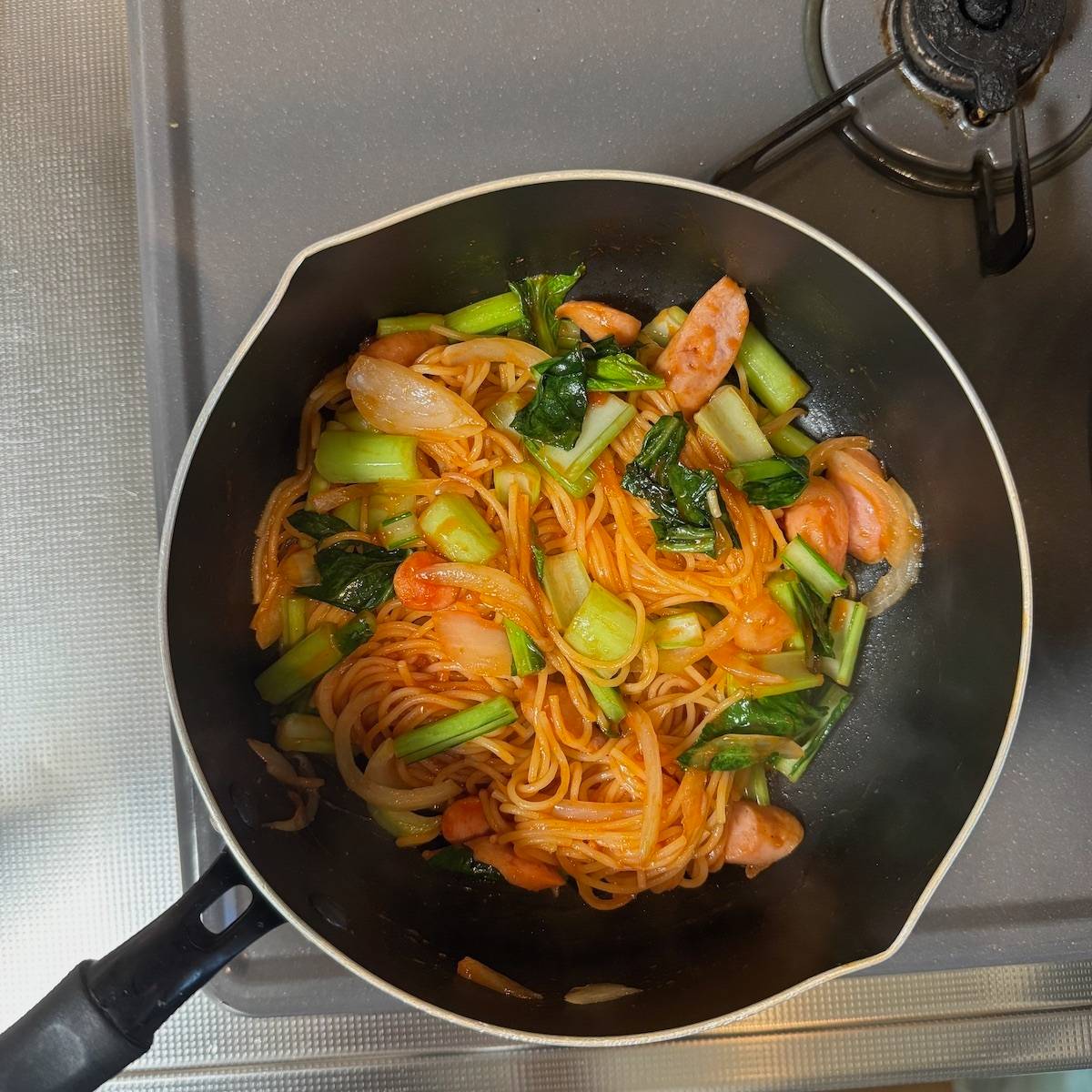 JAグループ公式の「ハーフサイズで☆小松菜ウインナー炒り卵のナポリタン」のレシピ