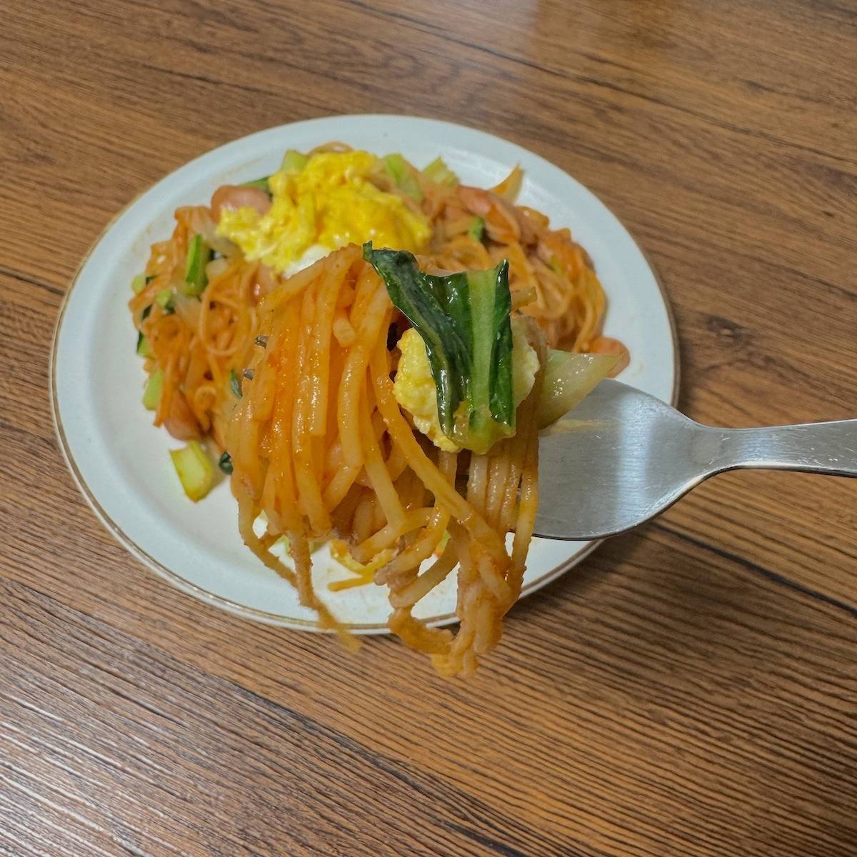 JAグループ公式の「ハーフサイズで☆小松菜ウインナー炒り卵のナポリタン」のレシピ