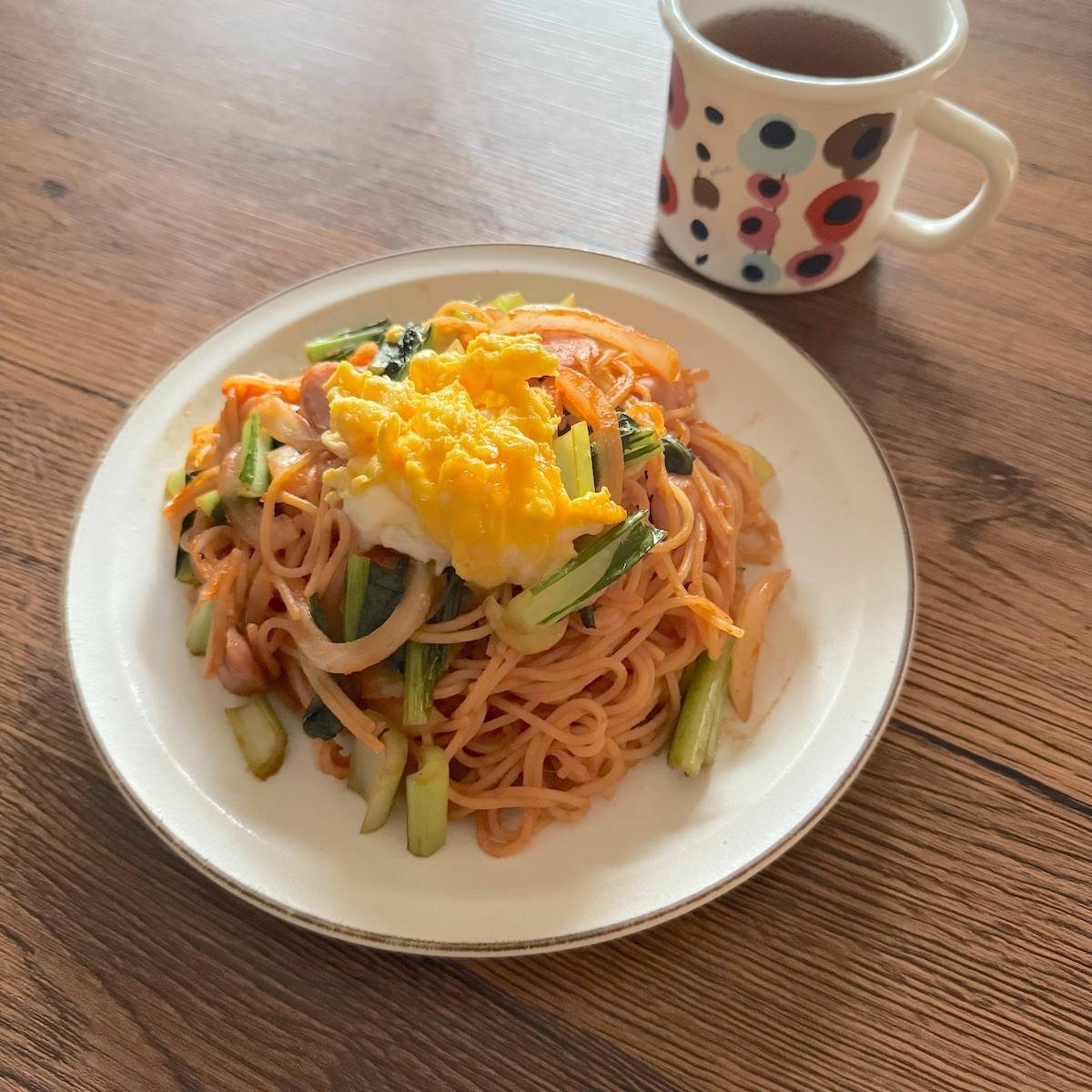 JAグループ公式の「ハーフサイズで☆小松菜ウインナー炒り卵のナポリタン」のレシピ