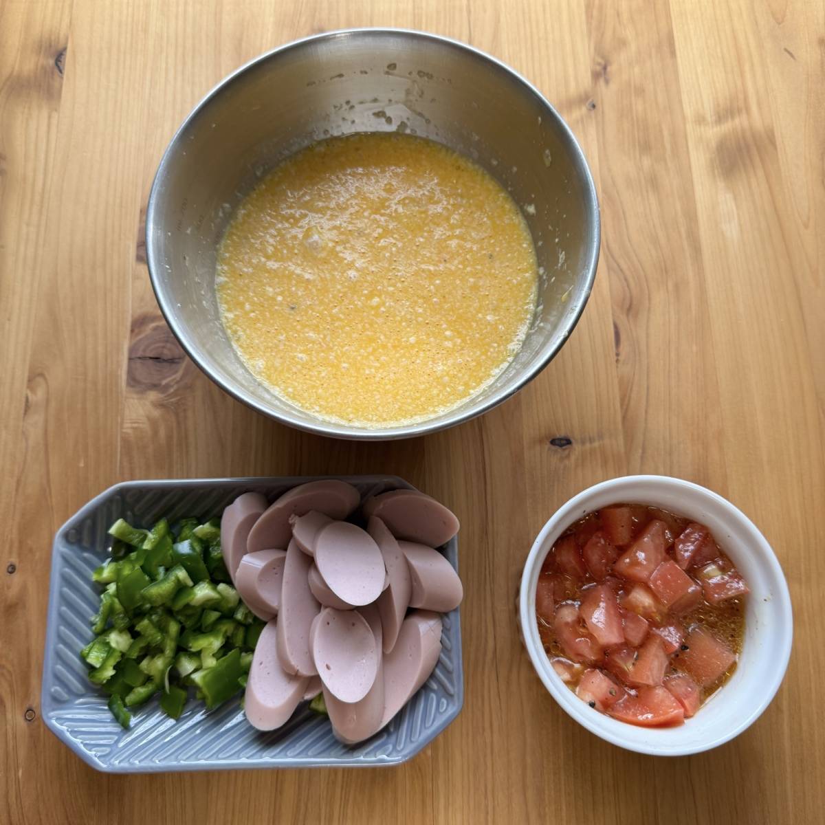 ニッスイ公式の「おさかなのソーセージのチーズオムレツ」のレシピ