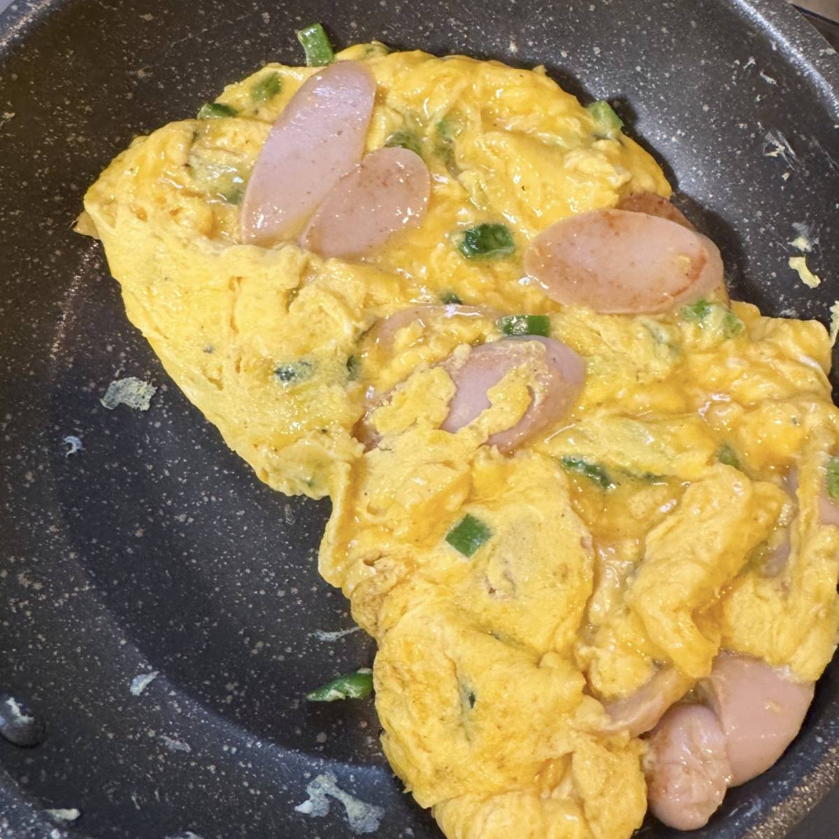 ニッスイ公式の「おさかなのソーセージのチーズオムレツ」のレシピ