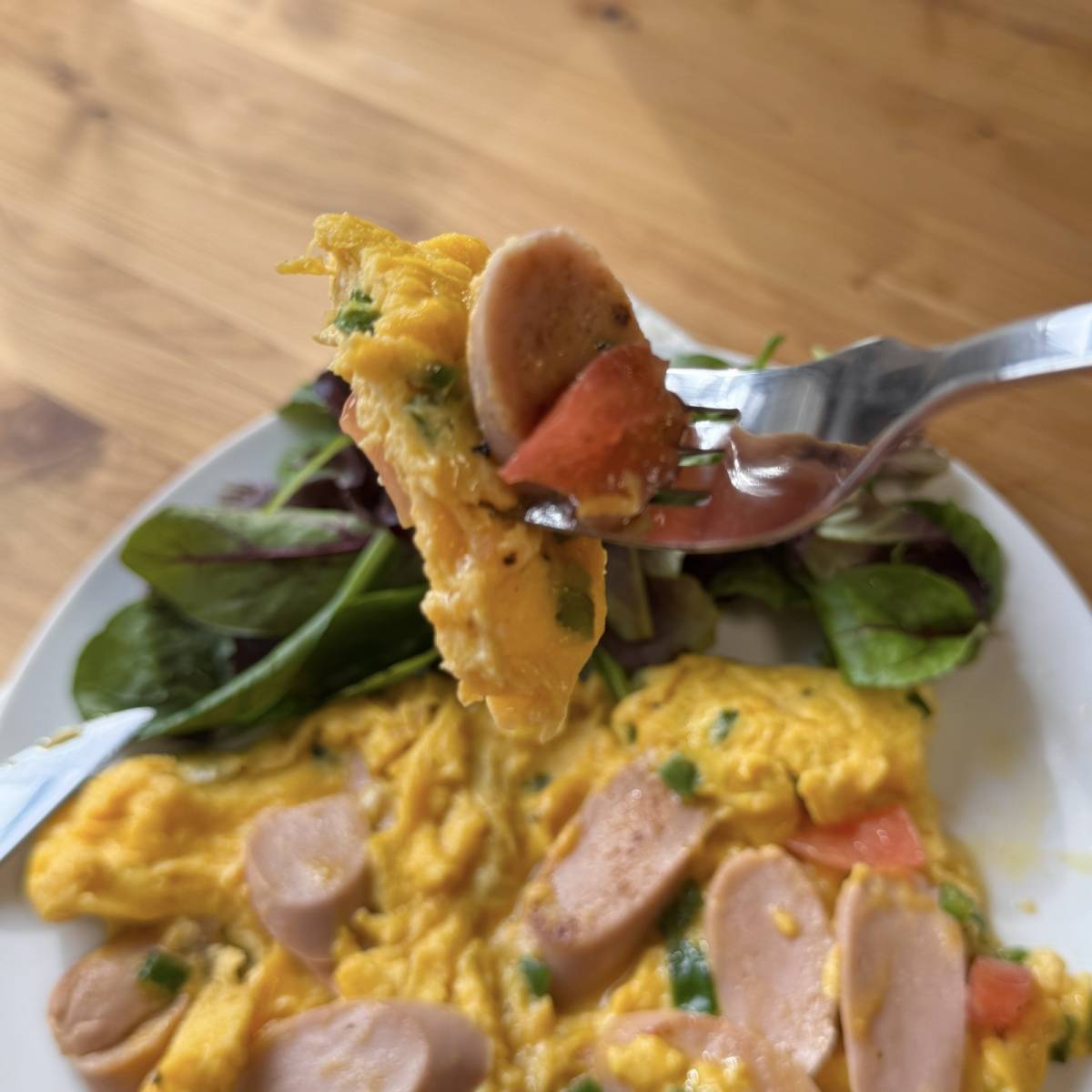 ニッスイ公式の「おさかなのソーセージのチーズオムレツ」のレシピ