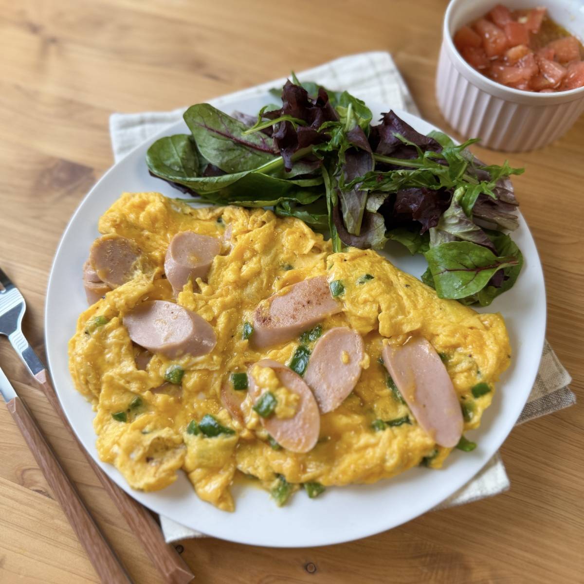 ニッスイ公式の「おさかなのソーセージのチーズオムレツ」のレシピ