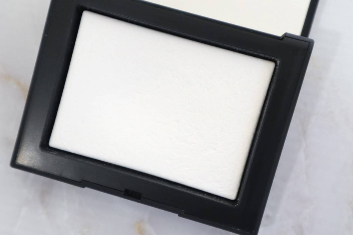 NARS ライトリフレクティングセッティングパウダー プレスト N　5894 crystalトランスルーセント(開封アップ)