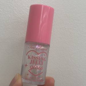 大粒ラメに一目惚れ♡きらめきを盛れる「Too Faced KISSING JELLY GLOSS」