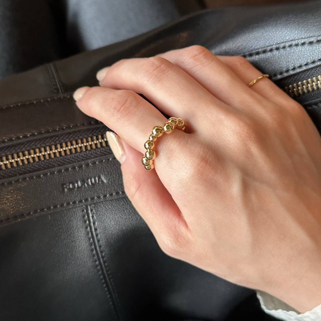 さりげないのに目に留まる……。指先がぐんと垢抜け「メタルボールリング」
