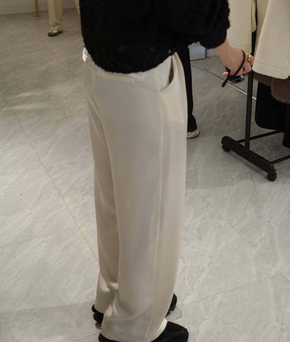 ホワイトのサテンパンツ