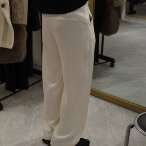 シンプル合わせが素敵になる。「ホワイトサテンパンツ」の洗練コーデ