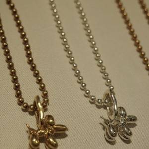 首元に愛らしさと品を。さりげなく個性が光る“犬モチーフ”ネックレス