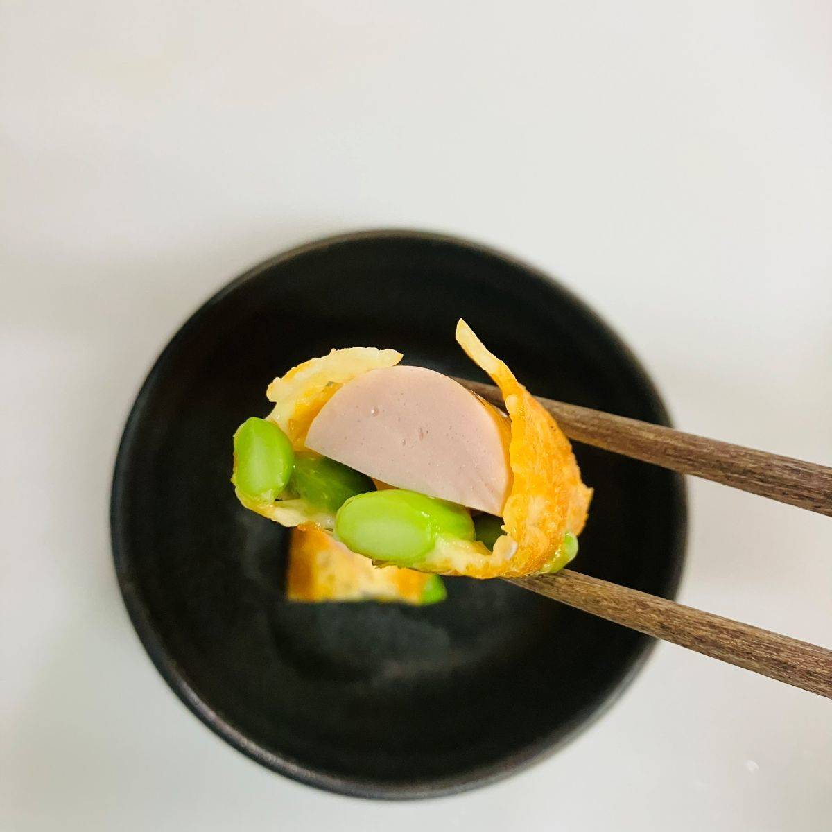 ニッスイ公式の「えだ豆入りカリカリチーズのおさかなのソーセージ巻き」のレシピ