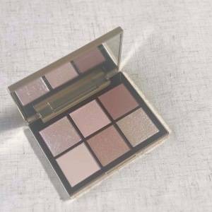 上品なのに今っぽい。「スナイデル アイデザイナー」で作る大人アイメイク