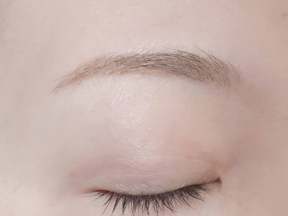 nake ネイク ブロウカラー コンシーラー 01 ミルクティーベージュ 眉マスカラ 塗布後 筆者目元