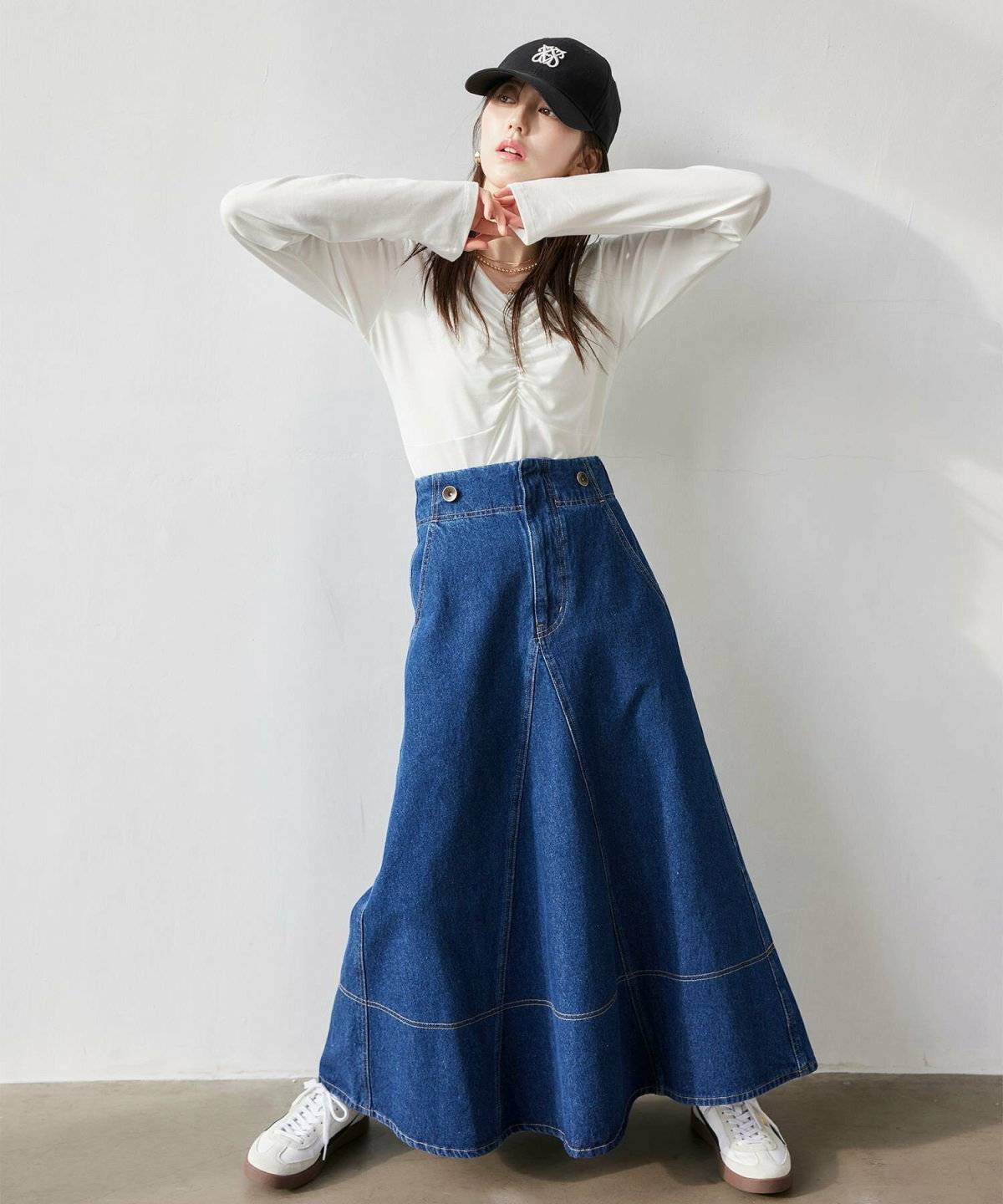 スカートコーデの女性